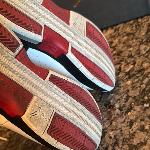 Jordan team Elite 2 Lo White and Black Sneakers Classic Design EUC - Picture 8 of 15